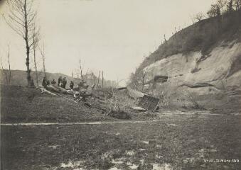 [Cabanes détruites à la suite d'un glissement de terrain] / Auteur non identifié. [SHEL], 31 mars 1919