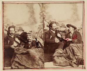 1 vue [Deux tirages format carte de visite mettant en scène deux hommes assis contre des rochers devant un décor peint et se servant du vin] / Ernest Bovier.