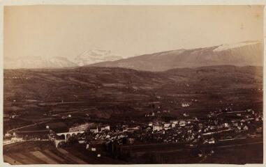 1 vue  - Rumilly et la Tournette, Haute-Savoie : vue générale, 4104 habitants au confluent du Cherau et de la Néphaz / Ernest Bovier. (ouvre la visionneuse)