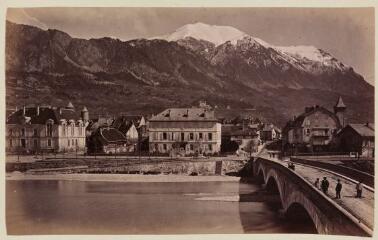 1 vue Bonneville et le Môle (altitude du Môle 1867 m). ALtitude 450 mètres sur la rive droite de l'Arve. Ancien chateau servant de prison / Ernest Bovier.