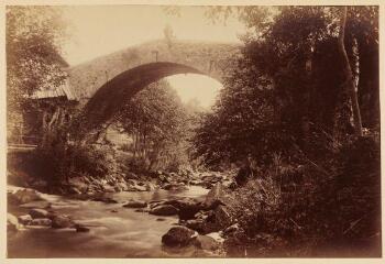 1 vue Pont de Vacherie (moyen-âge), Vallée de Thônes, 14 septembre 1890 / Ernest Bovier.