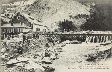 1 vue  - 1628. Modane-Fourneaux après la Catastrophe du 23 juillet 1906 Le pont du chemin de fer obstrué par l\'éboulement. / [E. Reynaud]. (ouvre la visionneuse)