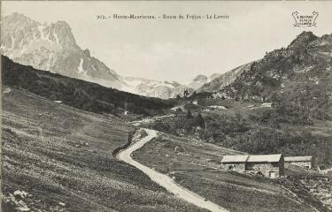 1 vue  - 903. Haute-Maurienne. Route du Fréjus. Le Lavoir / [E. Reynaud]. (ouvre la visionneuse)